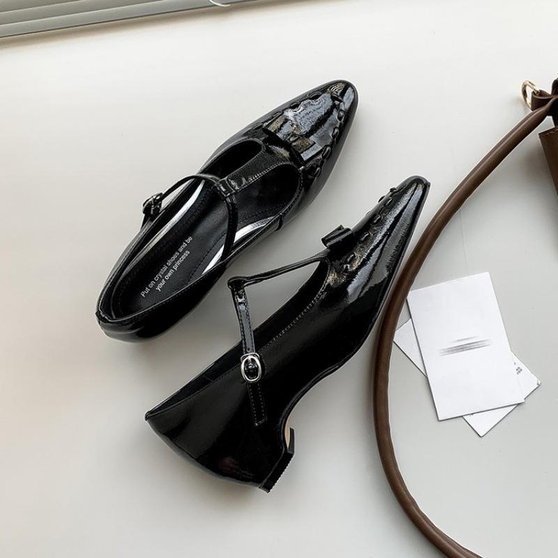 

Spring and Autumn women s fashion single shoes non-slip beef tendon sole low heel pointed leather patent leather casual fashion four seasons smal 39 чёрный