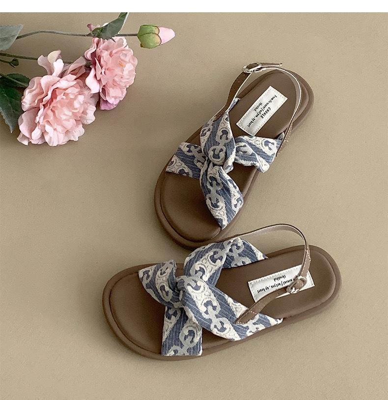 Design Sense Niche Flat Sandals Women 2025 Summer Seaside Silver Cool Slippers Beach Shoes Wear Roman Sandals