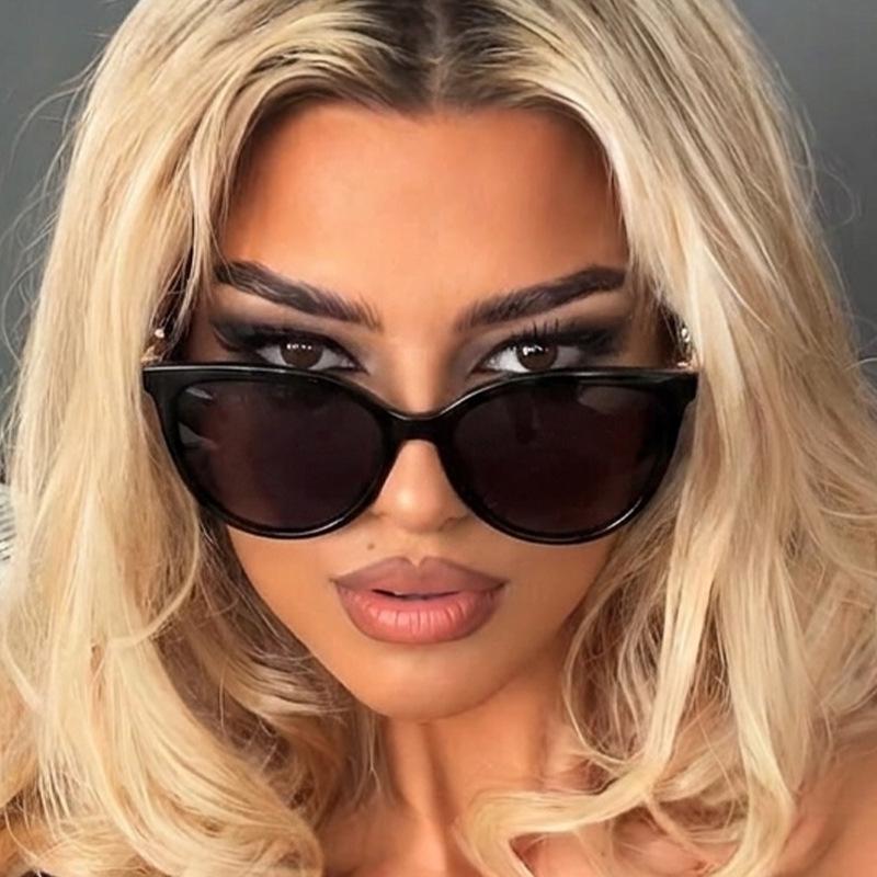 Oversized cat-eye heart-shaped glasses, retro street-style sunglasses, perfect for outdoor vacations and travel.