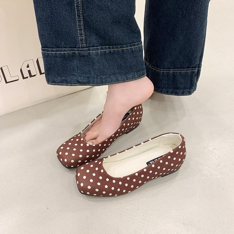 Single shoes women's 2026 spring new shallow mouth retro square head versatile polka dot inner height increase single shoes