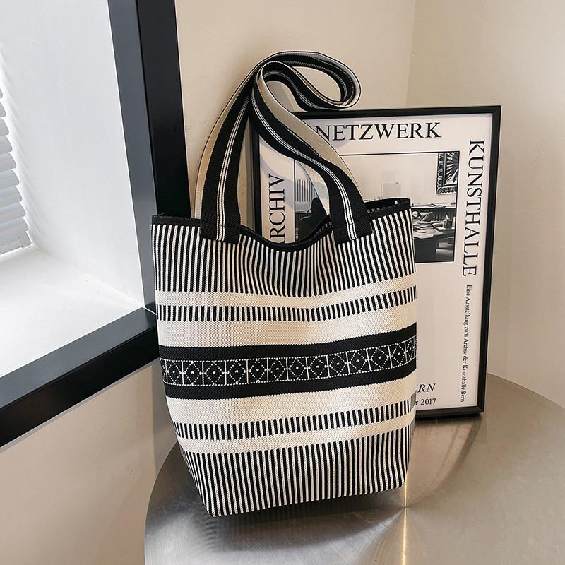 Fashionable Large Capacity Tote Bag For Women Summer Commuter Bucket Design