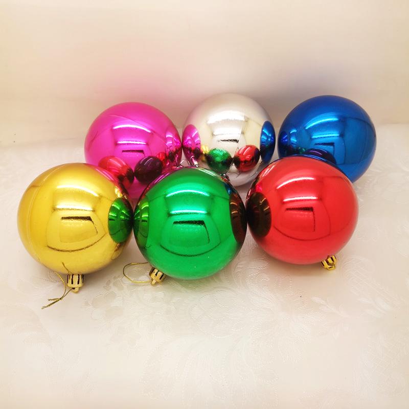 Weihnachtsbaum Ornamente: 6 galvanisierte Dekorationskugeln (7cm, 5cm) in Gold, Silber, Rot und Blau.