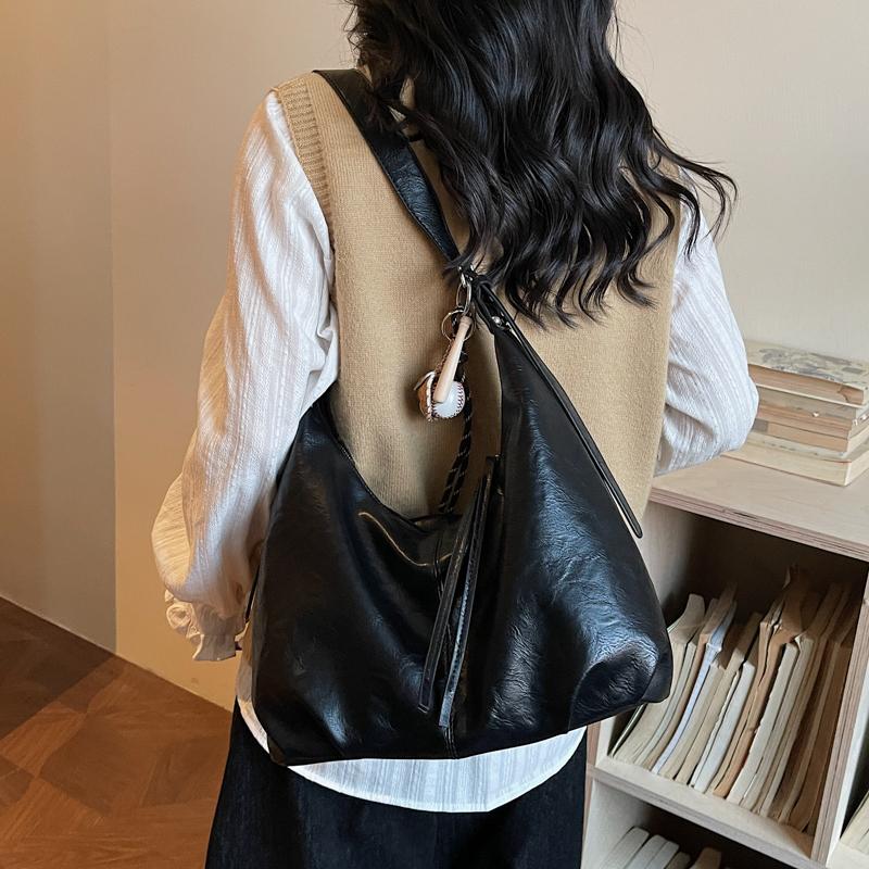 Soft PU Hobo Bag with Slouchy Design and Adjustable Strap Ideal for Everyday Use and Casual Outfits