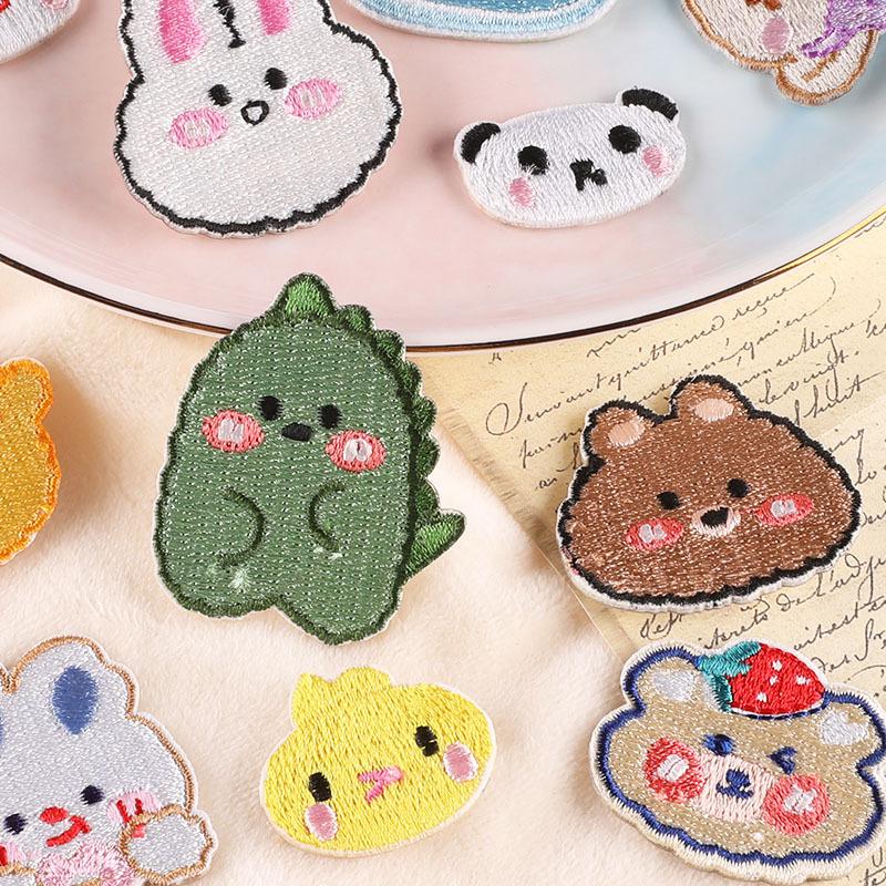 Stickerei-Etikett Kleidung Zubehör niedlichen Cartoon Tier Dinosaurier Kaninchen Bär selbstklebende Patch Stoffaufkleber