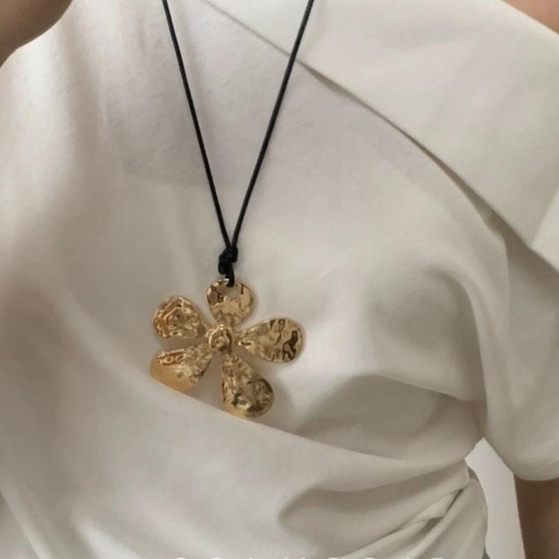 Stylish Blossom Charm Textured Flower Pendant Necklace Elegant Floral Clavicle Chain for Parties Women Accessory