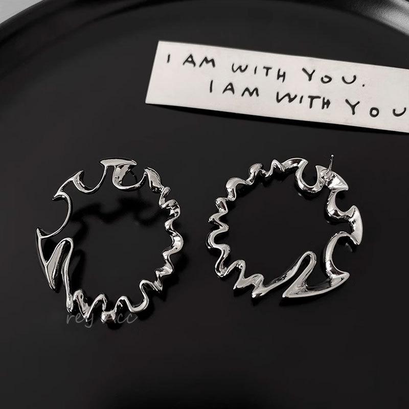 

New Exaggerated Temperament Irregular Sliver Color Metal Large Circle Piercing Stud Earrings for Women Korea Personality Jewelry срібний