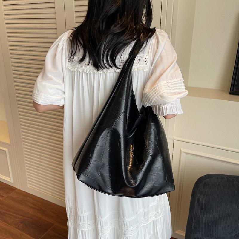 Leisure commuting large-capacity bag women's new summer fashion shoulder bag lightweight and simple tote bag