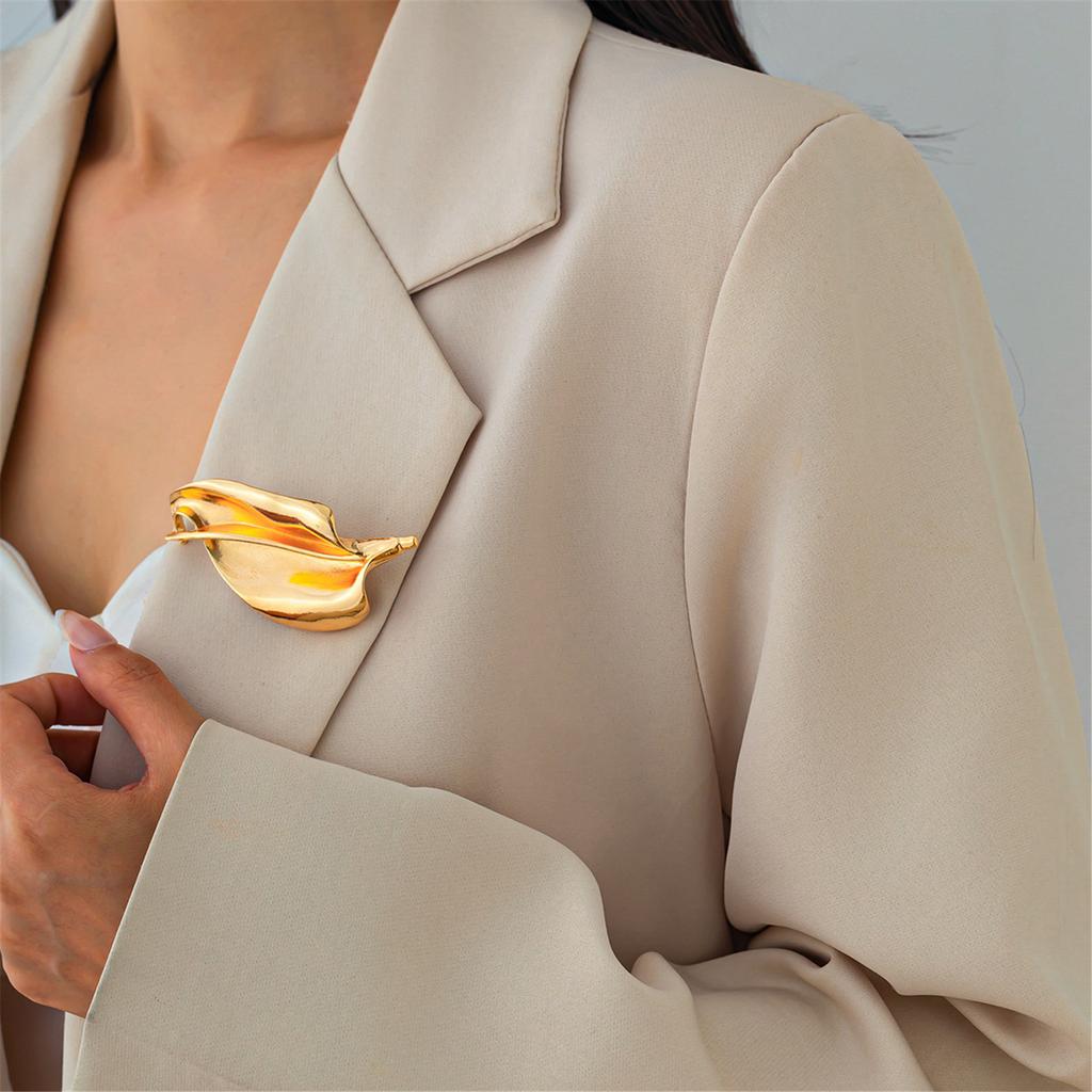 Unregelmäßige blattförmige Brosche Zarte Anzug-Korsagen-Nadel Markante Anstecknadel Mode-Bekleidungsaccessoire Party-Schmuck