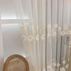 Tenda a Pannello Bianca Ricamata con Fiori Tridimensionali – Rete Filtrante per Arredamento Elegante
