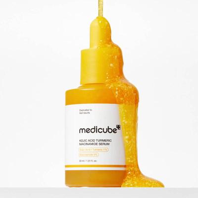 MEDI-CUBE Kwas Kojowy + Kurkuma Witamina Rozjaśniające Serum Tonizujące – 30 ml