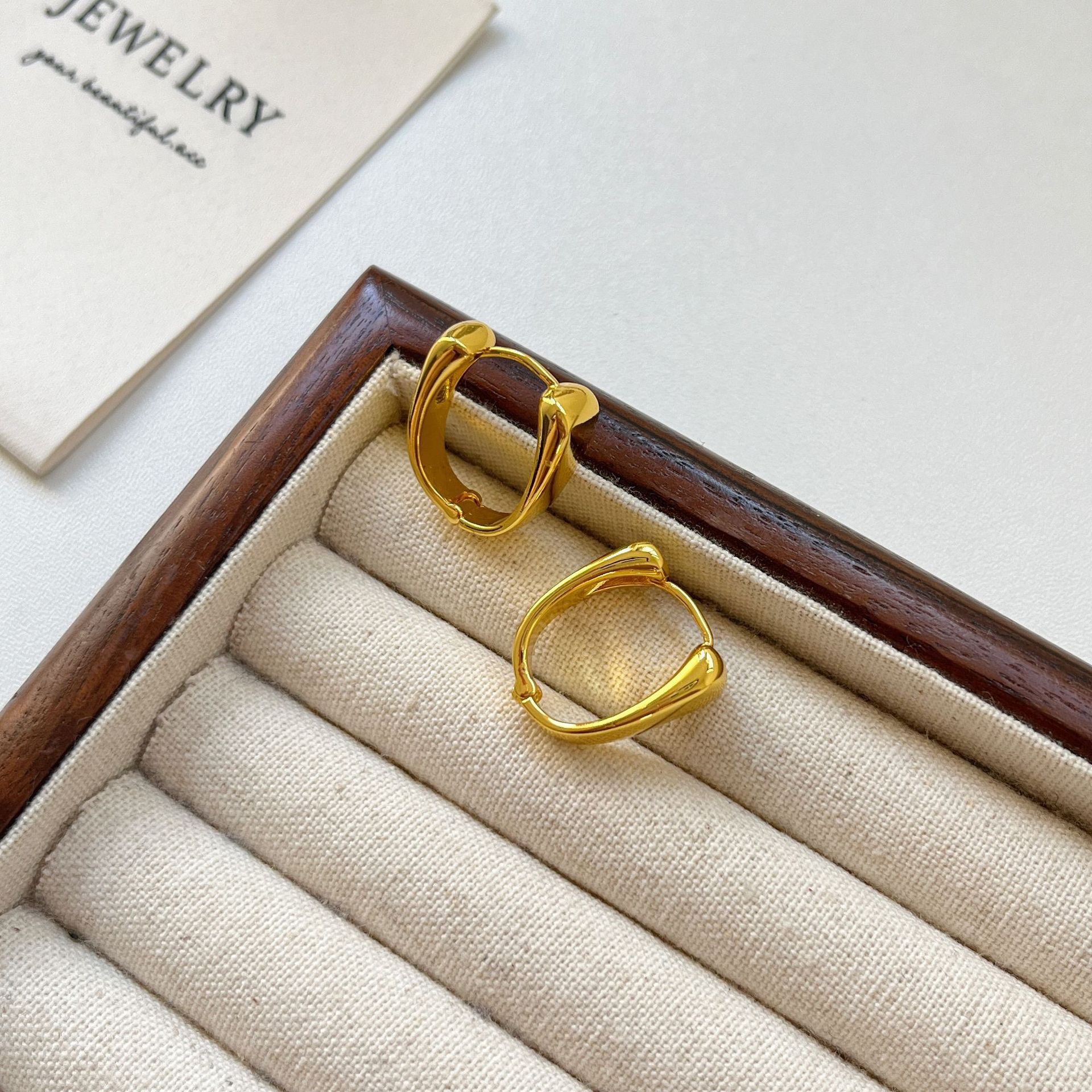 

Minimalist Irregular Glossy Small Earrings Small Earrings Female Niche Design Cold Wind Fashion Versatile Earrings Personality Elegant Accessories