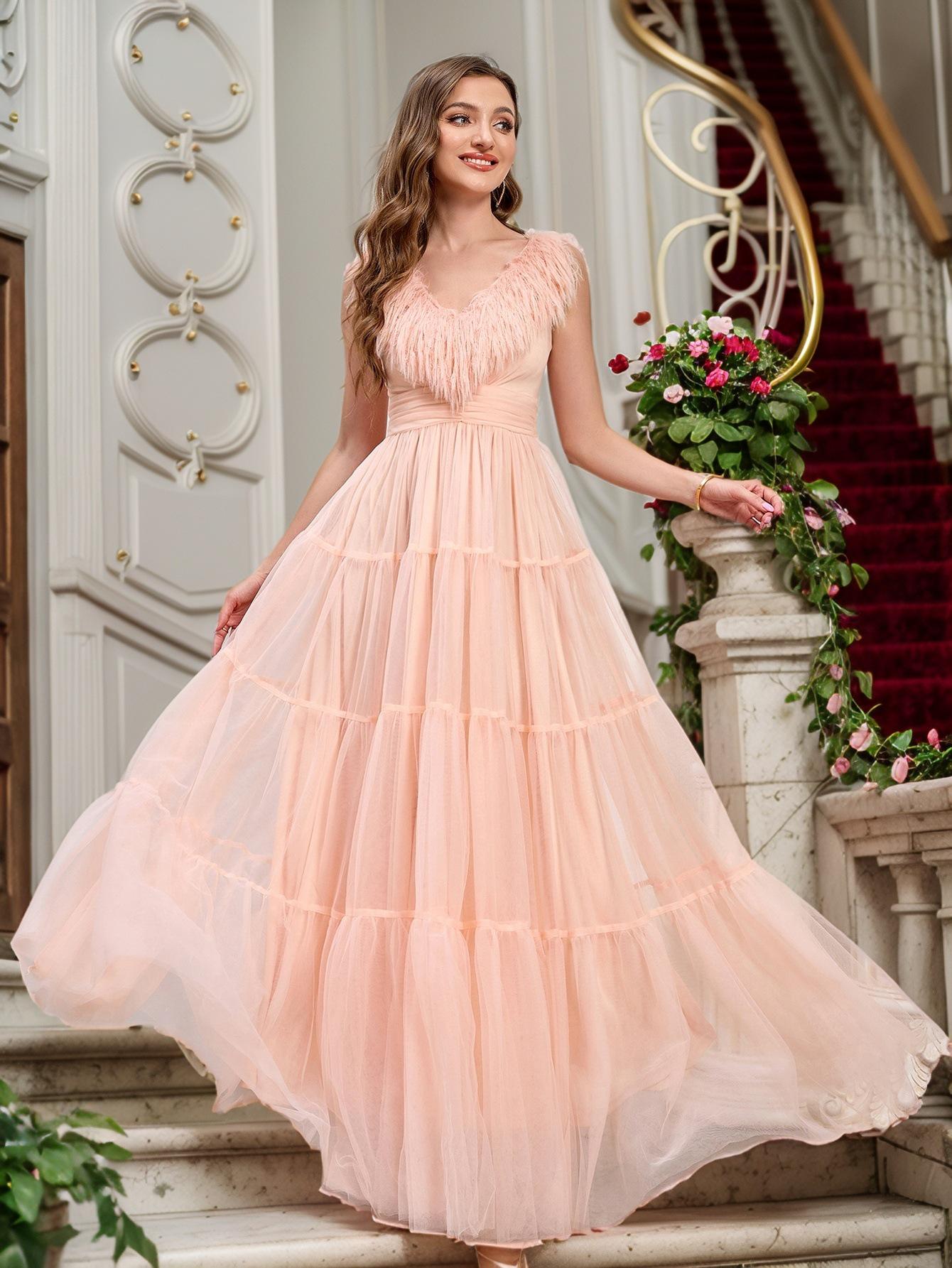 

Элегантное вечернее платье подружки невесты с открытыми плечами и облегающим силуэтом M розовый