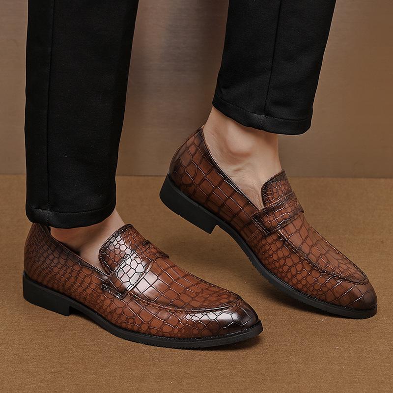 British Men's Crocodile Pattern Shiny Leather Loafers – Pointed Toe Slip-On Shoes for Nightclub Hairstylists, Cross-Border Plus Size Available.