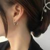 Kolczyki Mobius dla kobiet Proste nieregularne skręcone kolczyki Temperament i zimny styl Design