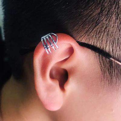 2025 New Fashion Halloween Skull Hand Ear Clip Without Ear Hole Strange Hand Ear Clip Manufacturers Supply Punk Jewelry Ear Clip