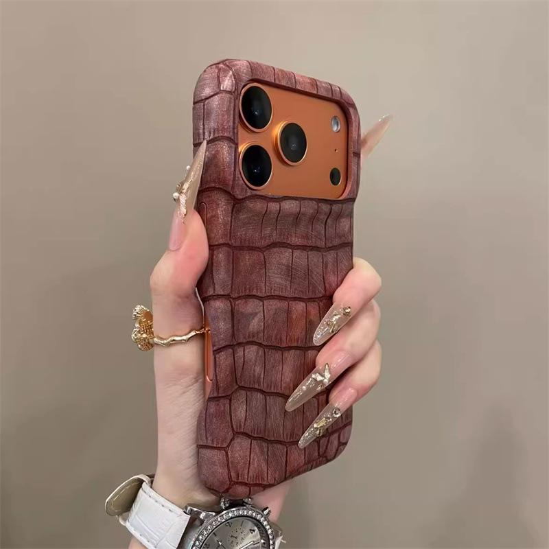 

Retro crocodile pattern for iPhone17pro phone case, Apple 16pro high-end sense 15pro simple 14pro 13pro max【 6.7inch 】 коричневий