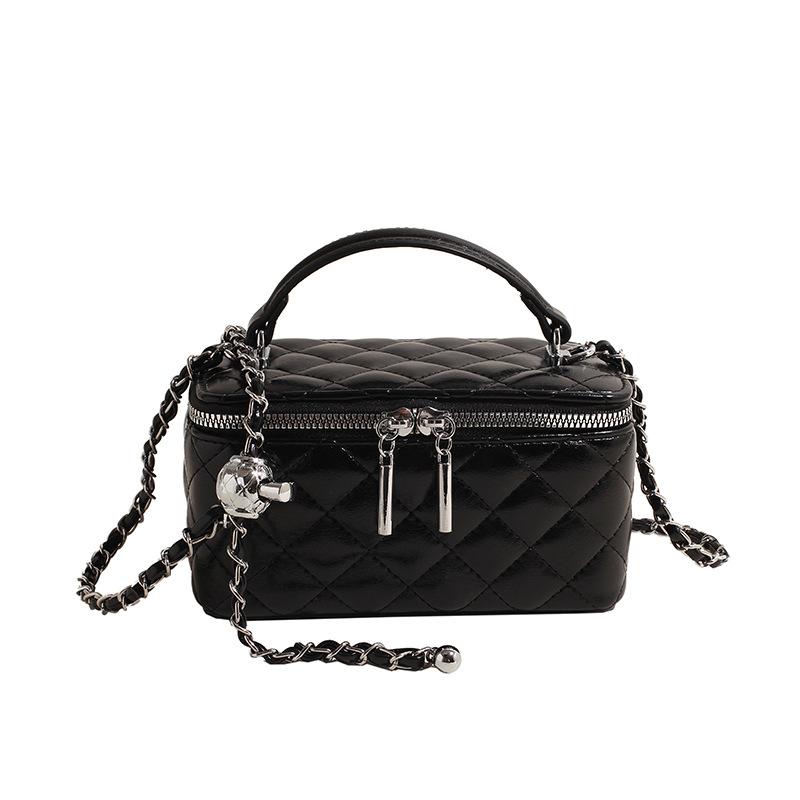 This Year, Korean Xiaoxiangfeng Fashion Temperament Portable Box Bag High-end Texture Diamond Chain Messenger Women's Bag Is Popular.