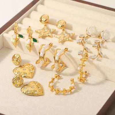 Goldfarbene Edelstahl-Creolen mit Perlen-Anhänger Ohrstecker Ohrschmuck