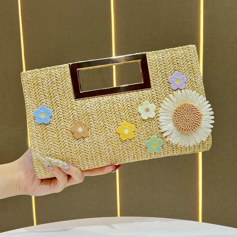 High Level of Appearance, Holding A Bag with A Chain Strap, Cross-body Bag with A Slanted Design, Fashionable Bag бежевый