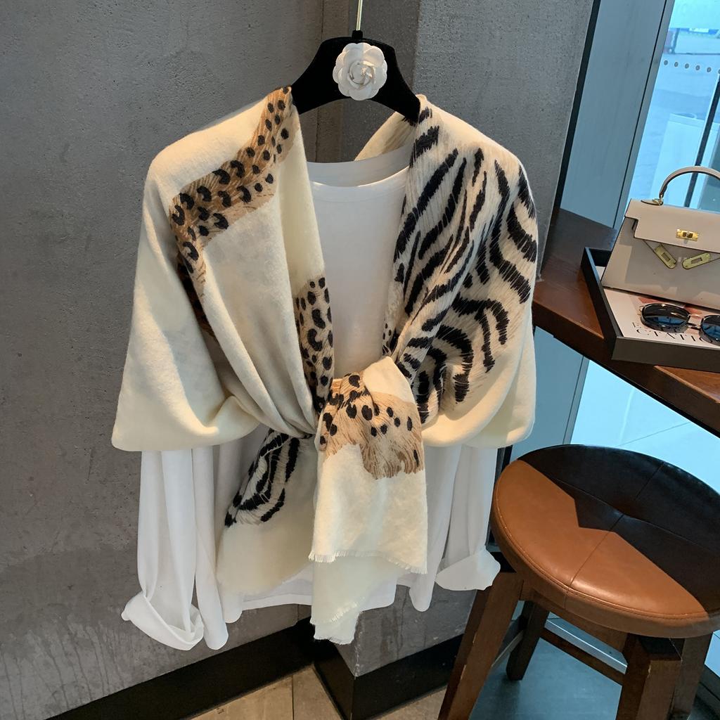 Tiger Leopard Print Old Money Style Shawl with Women's Retro Literary Cotton and Linen Scarf Sunscreen Linen Thin Breathable Silk Scarf