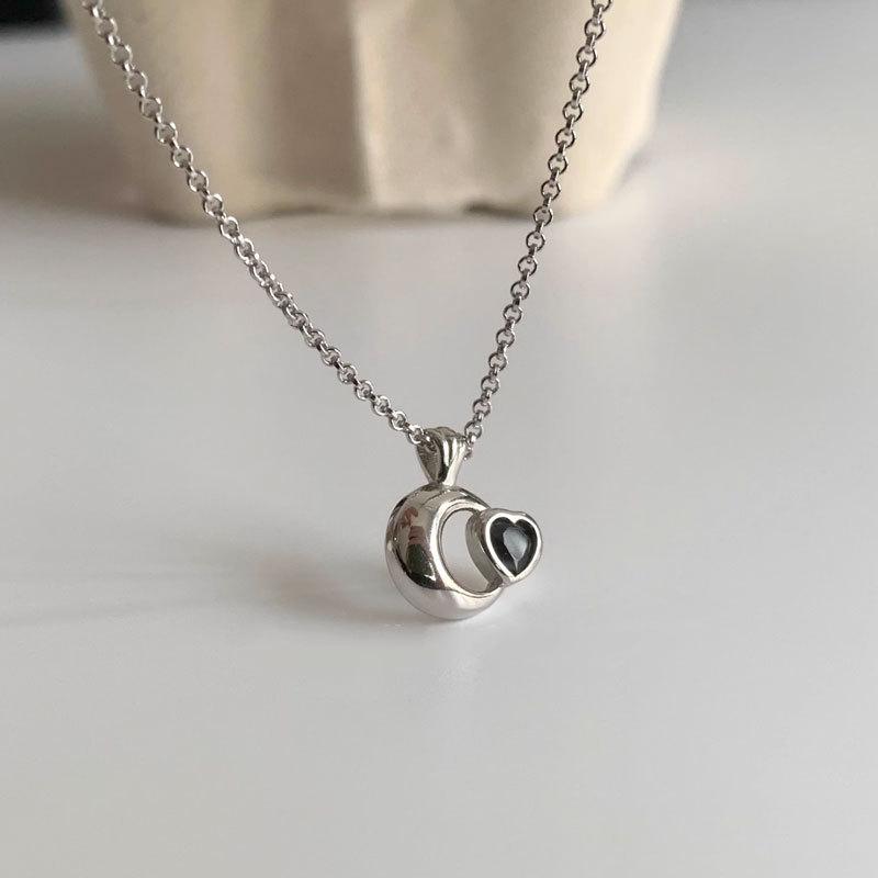 

Кольцо-кольцо с рисунком в виде сердца и луны из черного циркония