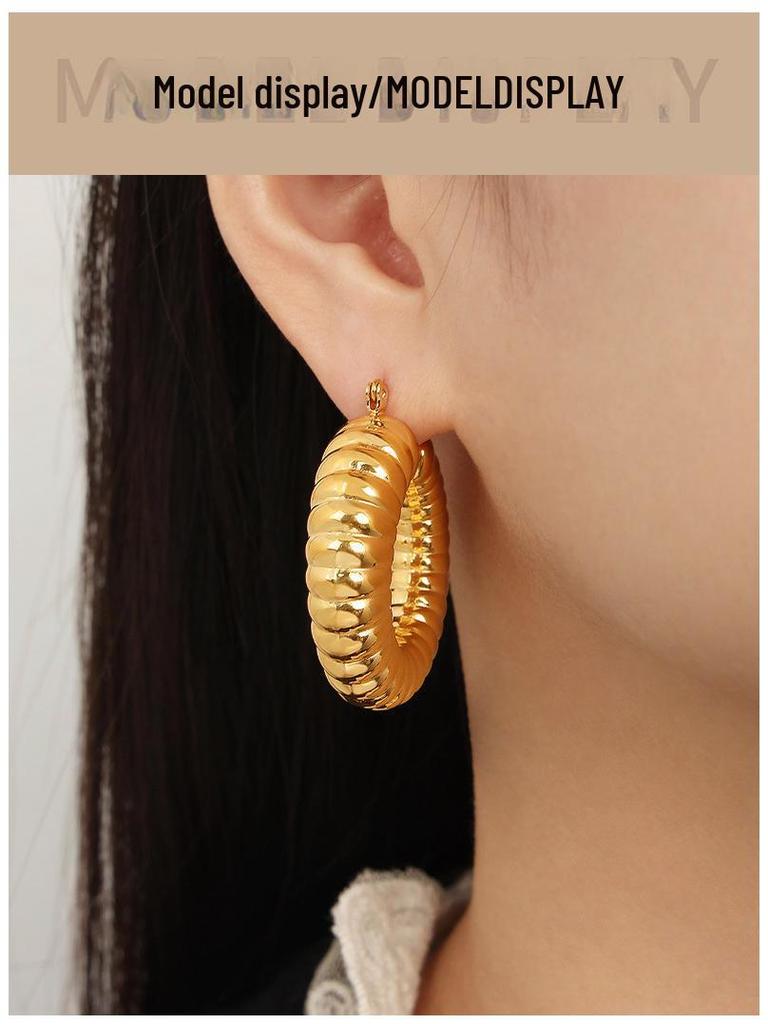 Gold-Plated Titanium Steel U-Shaped Earrings: Simple, Unique, Eccentric Geometric Design with Decorative Line Texture.