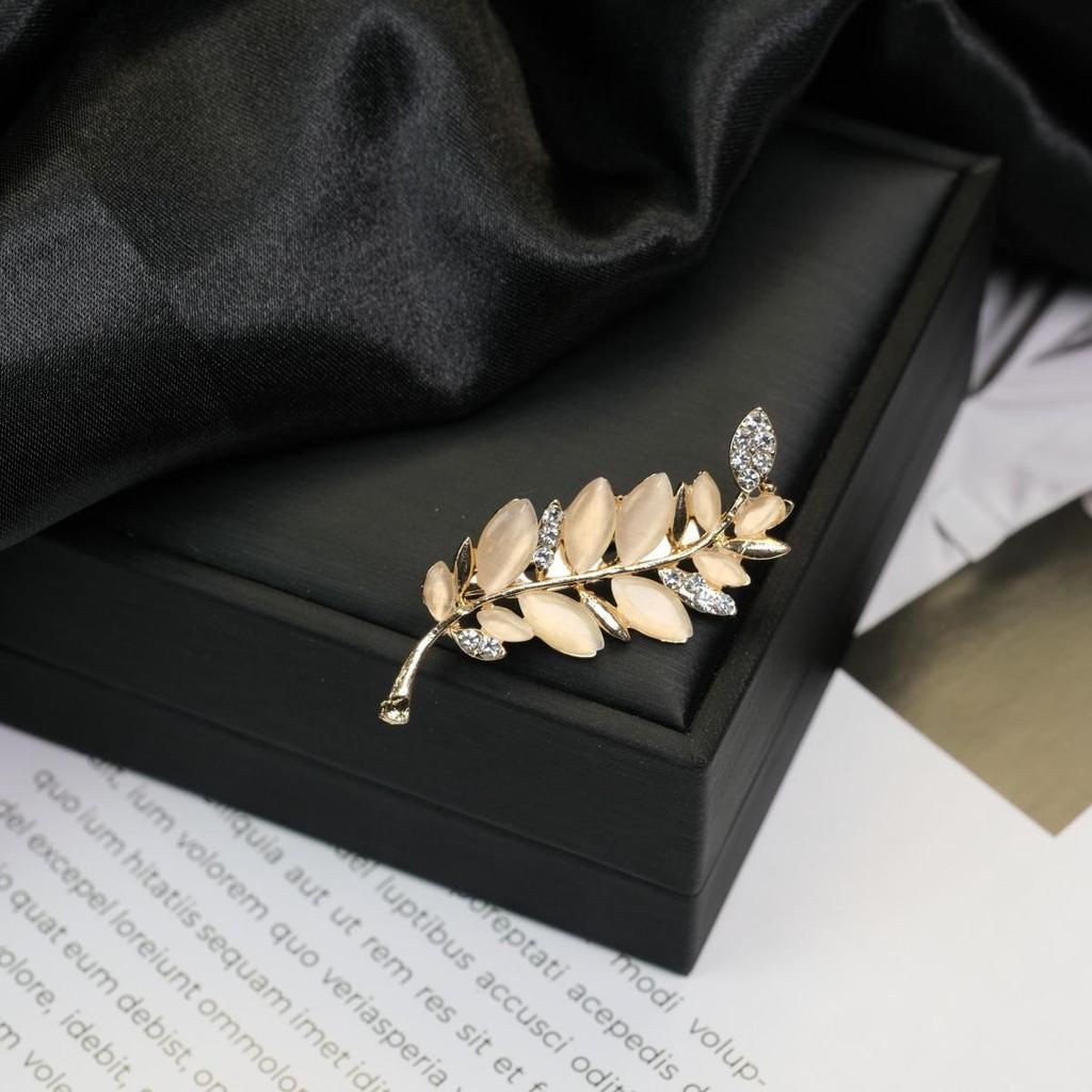 Broșă Elegantă Fluture Ochi de Pisică cu Strass-uri - Design Anti-Alunecare și Versatil