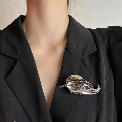 Vintage Květinová brož s listy kosatce pro ženy Unikátní jemná ozdoba na oblek Špendlíky Doplněk Párty šperky