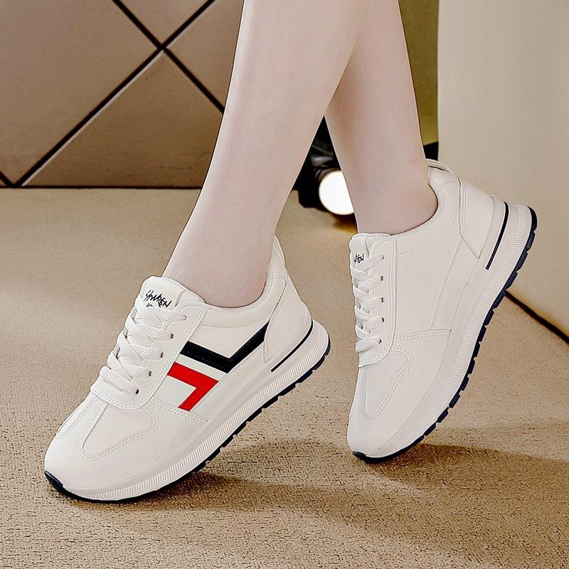 Large size white shoes women's 2025 spring and autumn new breathable and lightweight soft-soled sports shoes thick-soled versatile explosive casual s