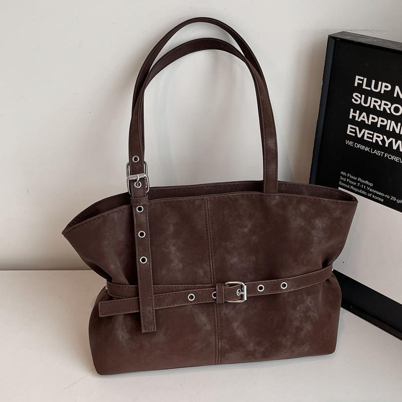 Foreign style large capacity fashion commuting exquisite shoulder armpit bag portable simple and versatile 2025 autumn and winter tote bag