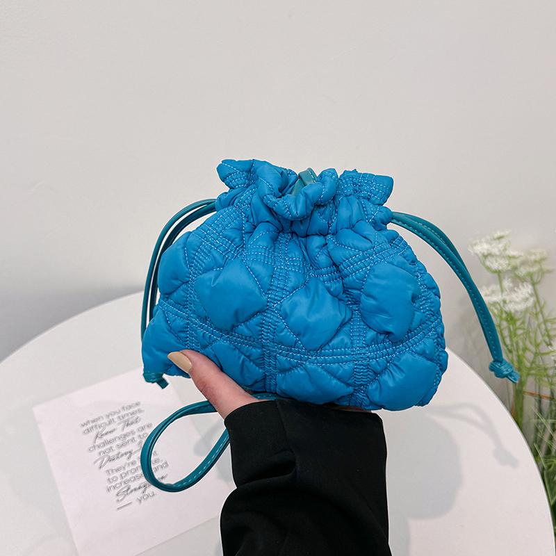 Women Puffer Bucket Bag Detachable Strap Drawstring Shoulder Bags Solid Color Soft Padding Handbag for Outdoor Travel