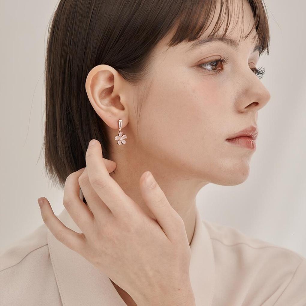 [ELLE Smycken] 14K GF Blomma Hängande Örhängen ELGPEE564