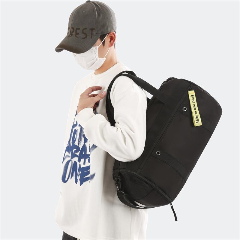 Paar auf Reisen mit Schuhen mit großem Fassungsvermögen und Lagerfächern für Handgepäcktaschen, Trocken- und Nassfach, Sport- und Fitnesstaschen