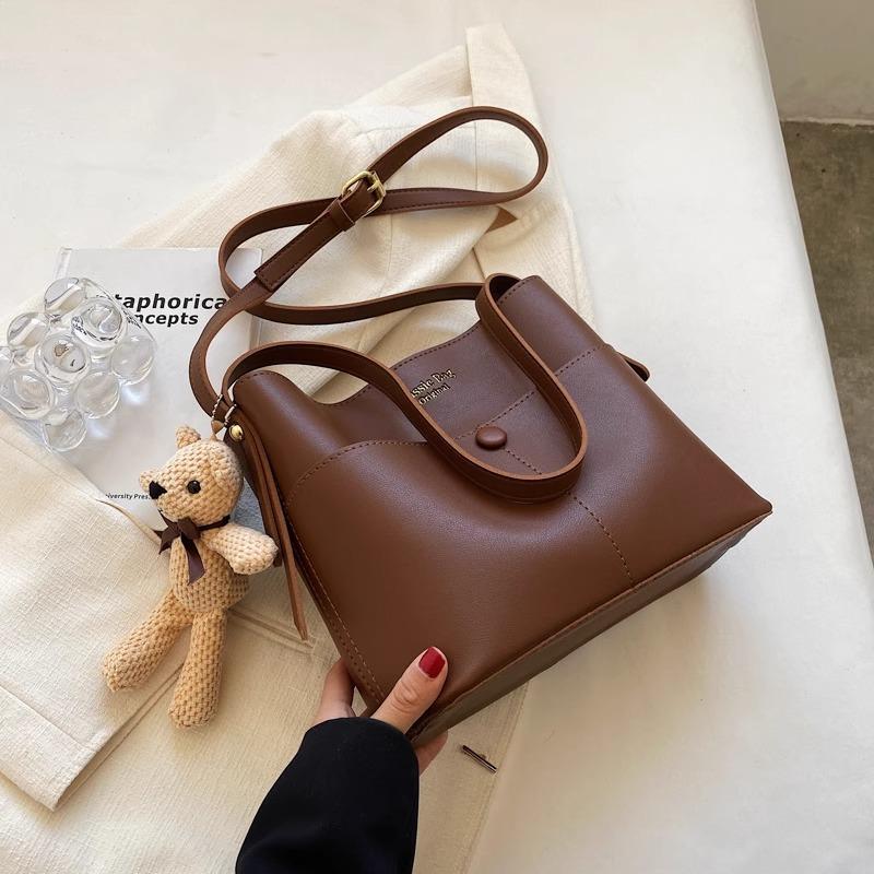 Large-capacity Commuter Underarm Bag Women's 2025 New Spring Retro Niche Shoulder Bag Versatile Fashion Bucket Bag