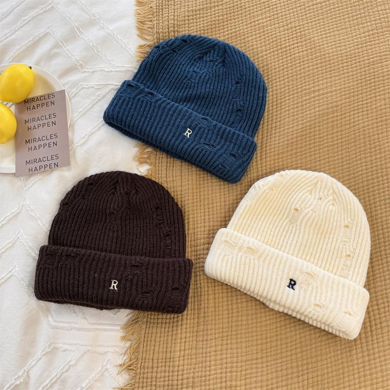 Cappello da donna autunno e inverno buchi americani protezione dal freddo protezione orecchie cappello di lana lavorato a maglia circonferenza testa grande moda lettera R cappello freddo
