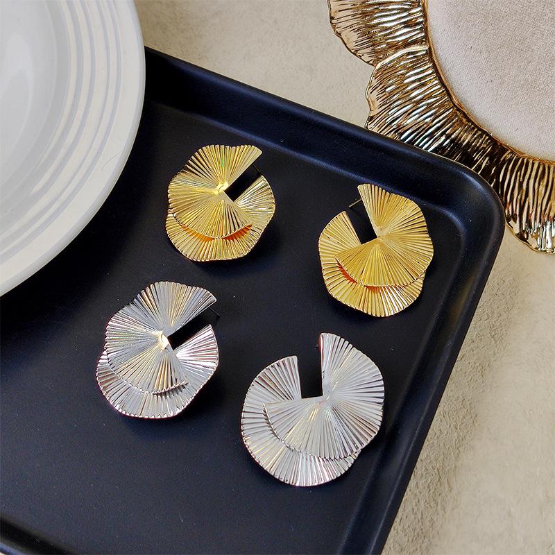 

Exaggerated Twisted Design High-End Fashion Earrings for Evening Events золотой