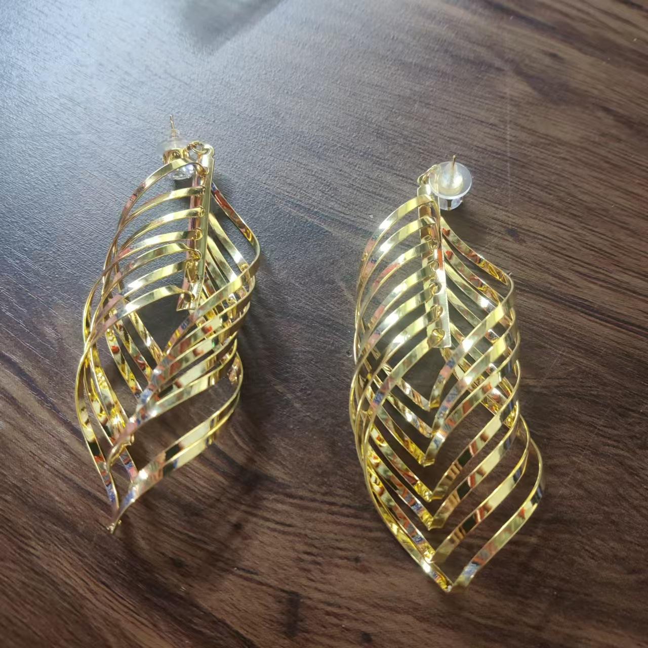 

Fashion Tassel Threaded Leaf Earrings Long Metal Leaf Earrings Personalized Creative Ear Accessories New