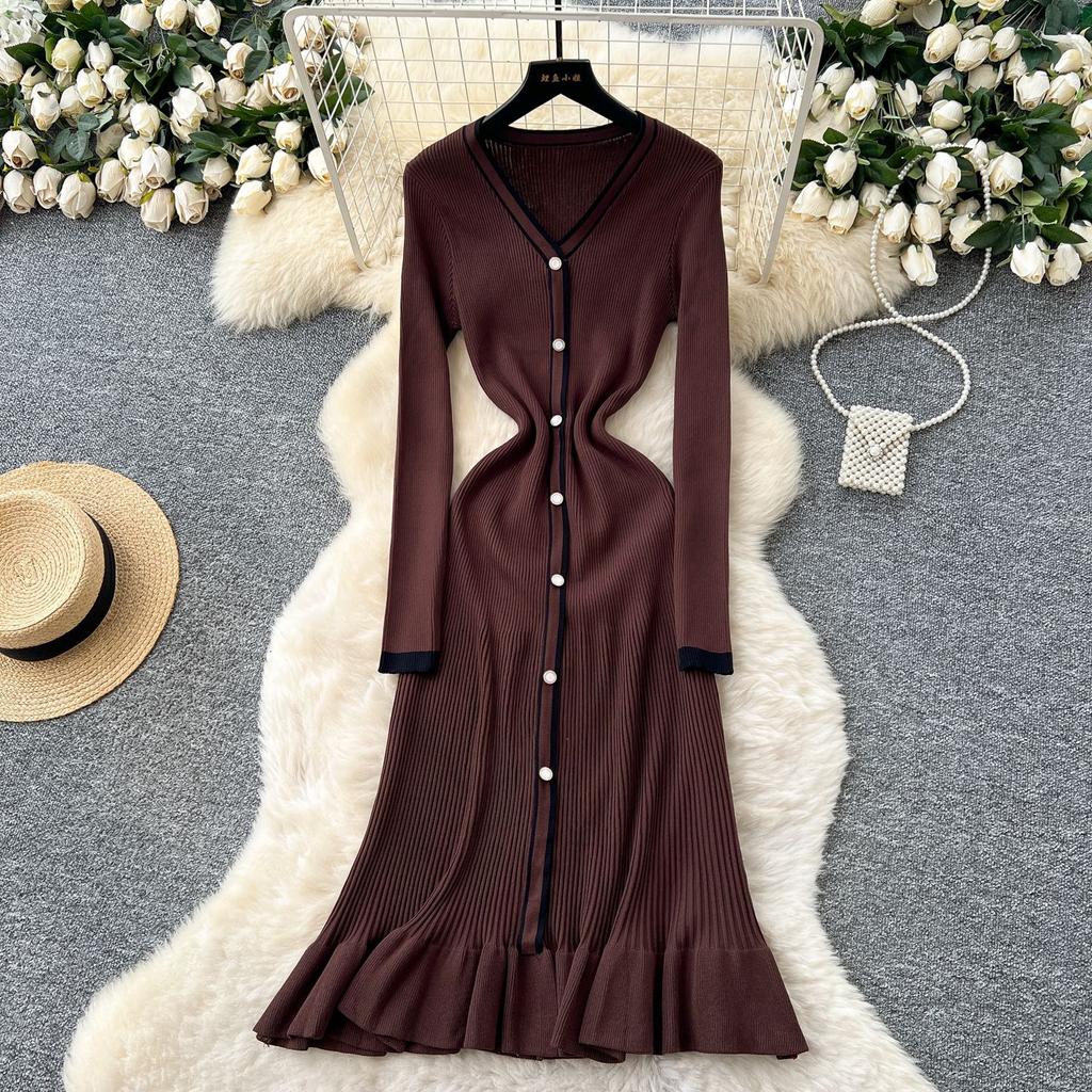 High-end niche socialite contrasting color V-neck long-sleeved single-breasted waist knitted dress women's inner fishtail dress