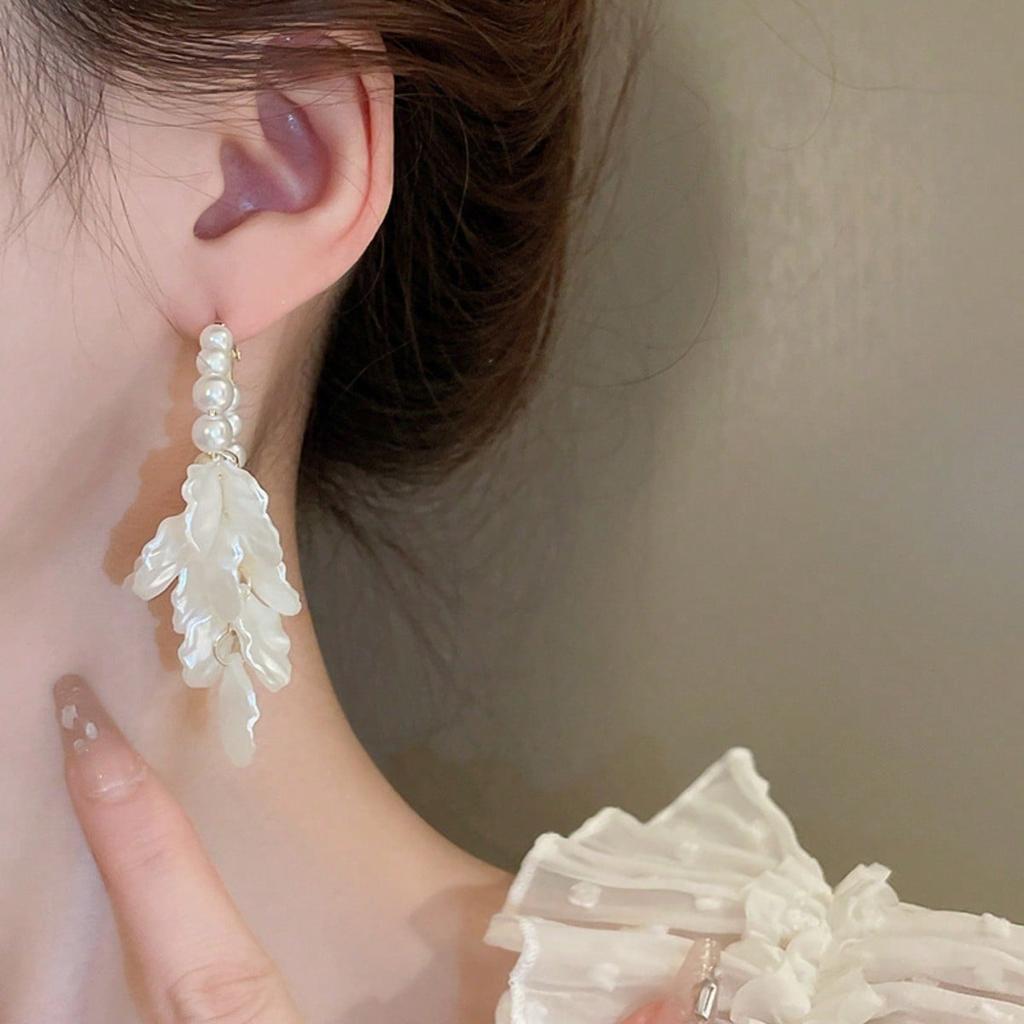 1 Pair of Lovely Pearl Shell Petal Tassel Hanging Earrings for Women, Gold Imitation Pearl Tassel Earrings, Suitable for Daily Wear