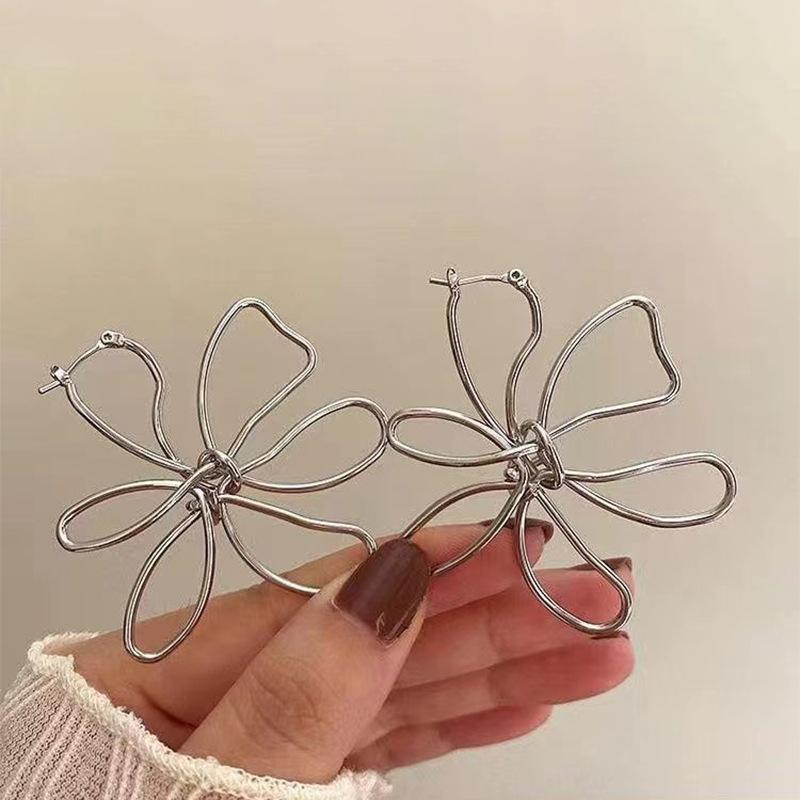 2024 New Korea Jewelry Exaggerated White Acrylic Zircon Flower Earrings Elegant Women Design Fashion Wedding Party Accessories