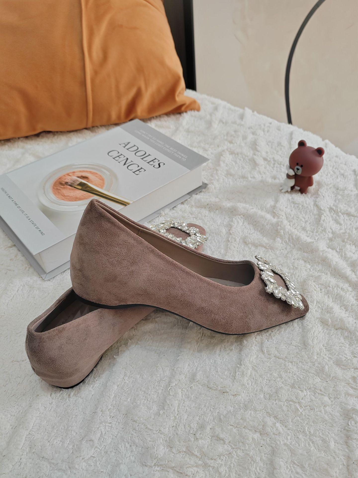 

Французские туфли с квадратной пряжкой и крупными стразами, увеличивающие рост, для женщин, лето 2025, новые модные туфли на плоской подошве с тонким каблуком 34 темно-коричневого