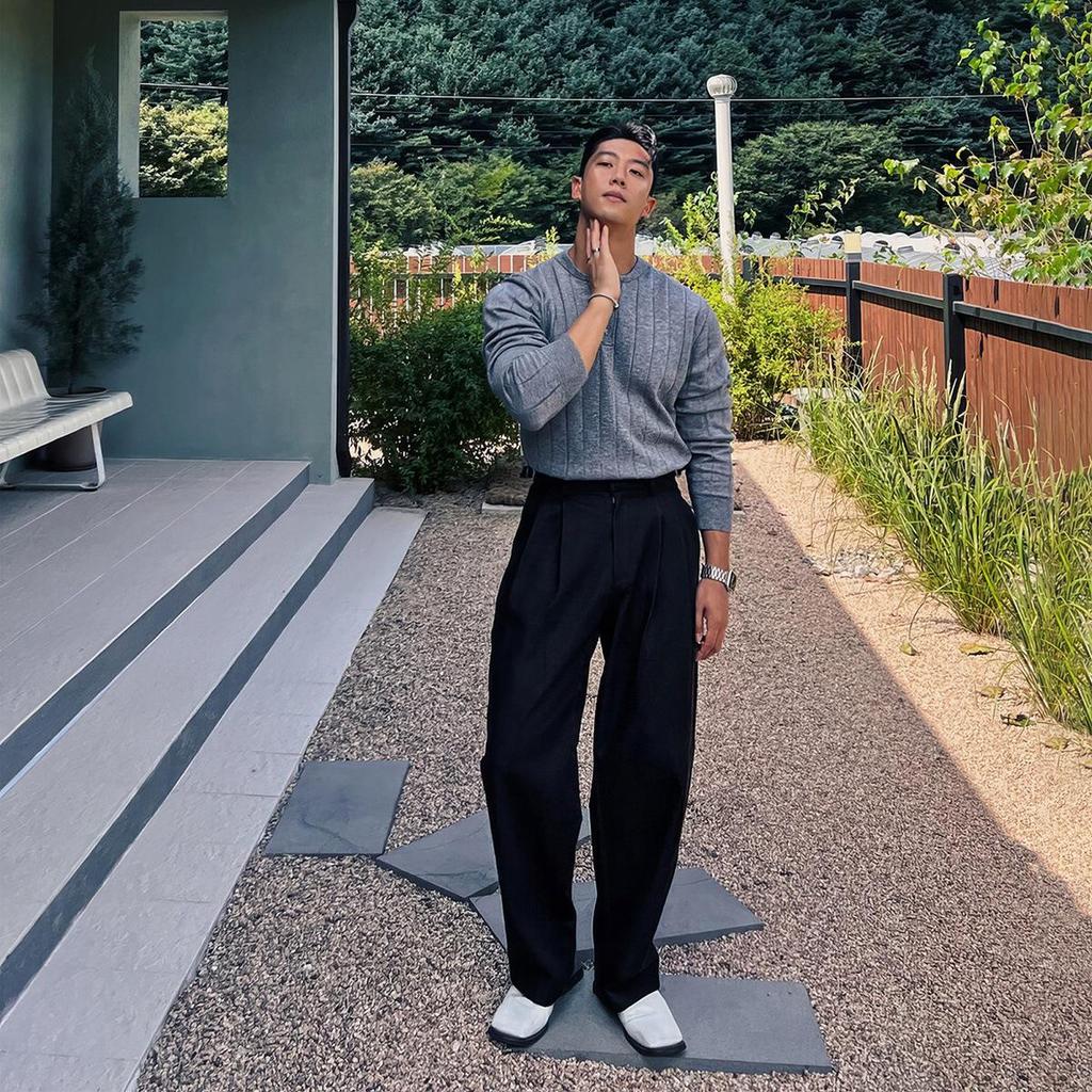 Hong Kong Style Men's Double-Pleated Pants - Designer-Look, High-Quality, Versatile Suit Pants with Straight, Wide Legs.