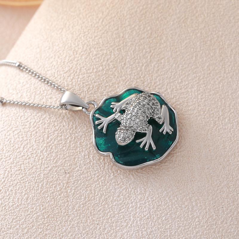 

Oil-drop Lotus Frog Pendant Necklace with Micro-set Zirconia, Fashionable and Versatile Collar Chain or Neck Chain Lotus Leaf Frog