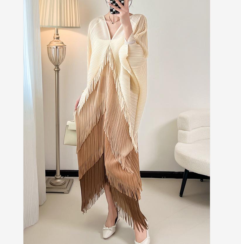 "Vestido Miyake Plissado Gradiente com Franjas - Moda Primavera 2025, Corte Slim"