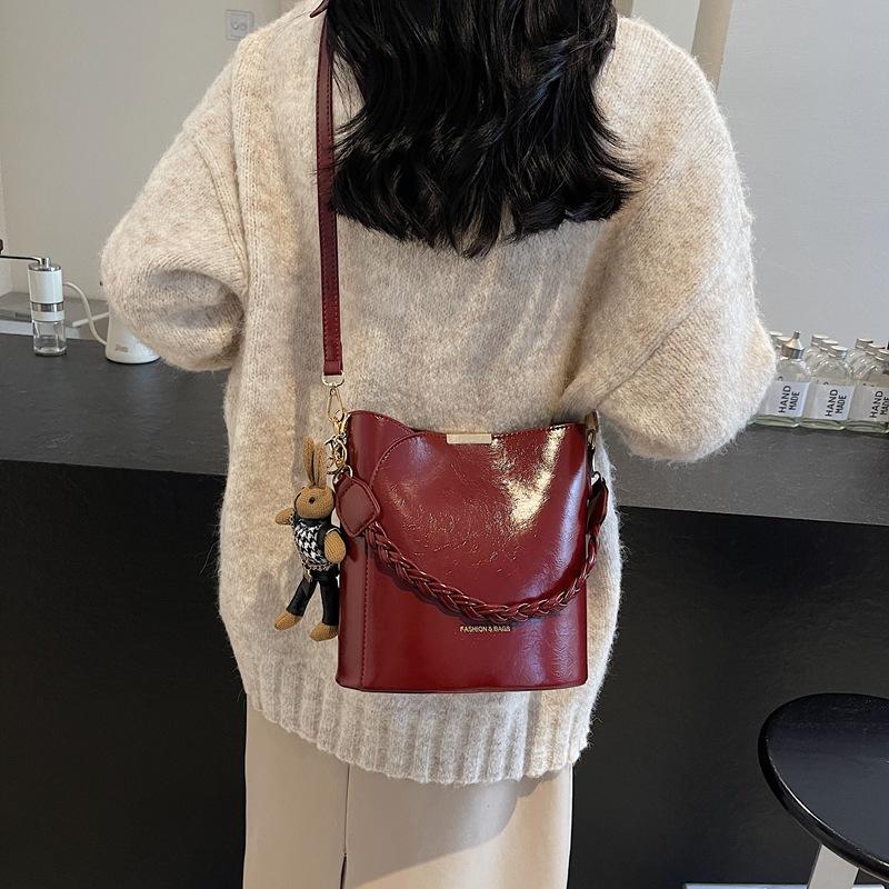 

Сумка премиум-текстуры большой вместимости женская 2025 новая модная нишевая портативная сумка-ведро иностранная сумка-мессенджер для поездок 21*11*21