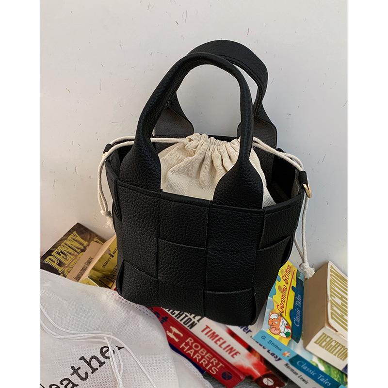 Korean woven portable bucket bag women's 2025 summer new simple versatile vegetable basket shoulder messenger bag