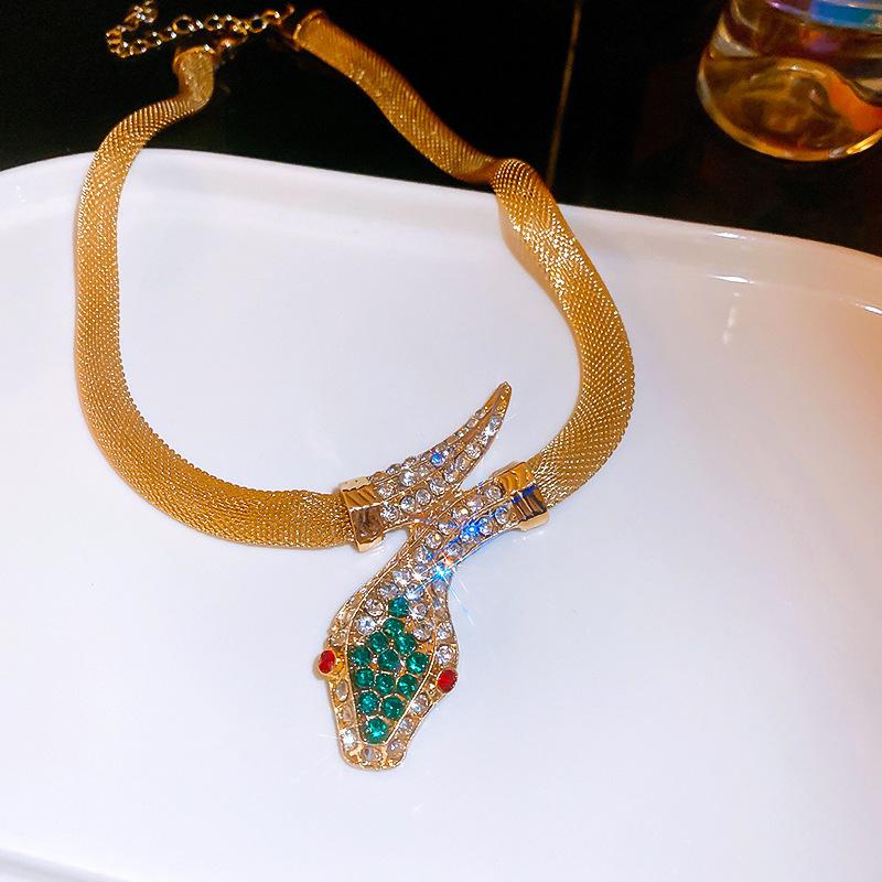 Bracelet rond fleuri européen et américain serti de diamants, boucles d'oreilles, collier, collier et ensemble de bijoux rétro pour femmes.