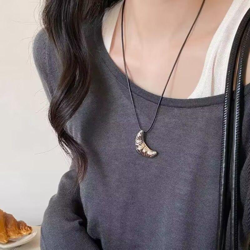 Regulowany Minimalistyczny Geometryczny Plisowany Skórzany Naszyjnik: Wszechstronny Łańcuszek na Obojczyk o Wysokiej Czułości