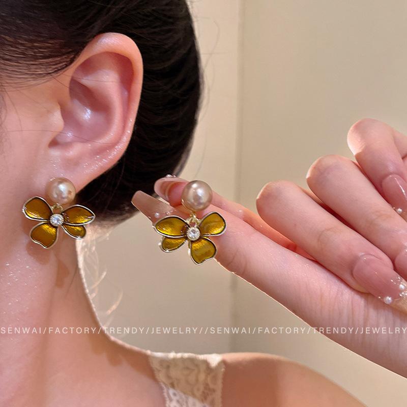 French Maillard pearl flower earrings women s light luxury niche stud earrings autumn and winter retro earrings