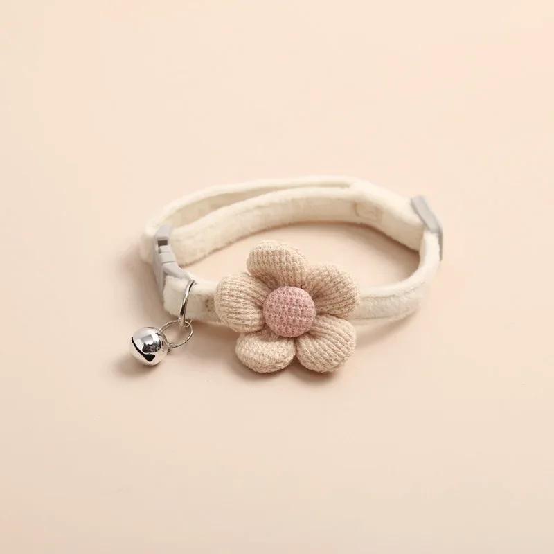 

1PC Lovely Cat Collar Adjustable Cartoon Style Soft Plush Flower Collar with Bell Kitten Necklace Small Dog Pet Supplies 1X30cm